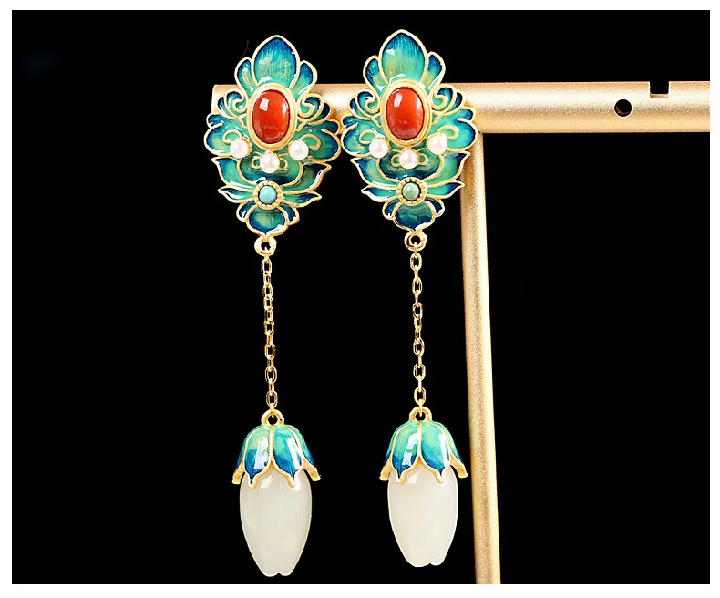 Boucles d'oreilles fleur en jade Hetian blanc incrusté d'argent S925, un bijou délicat pour une touche de grâce naturelle et féminine.