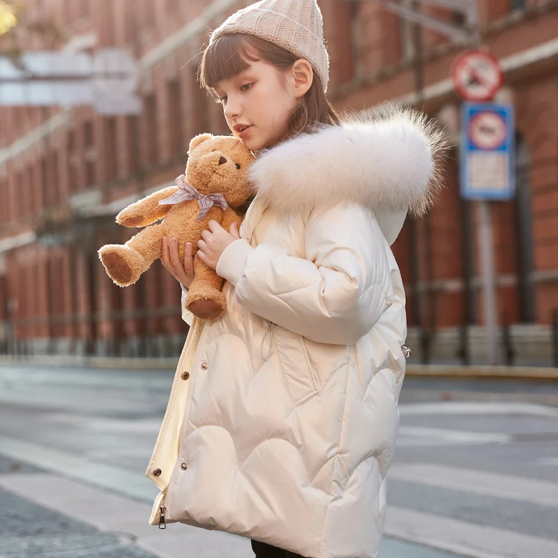 Meisjes donsjas middellang verdikt. Warme winterjas voor meisjes, beschermt tegen kou en sneeuw. Comfortabel en duurzaam.