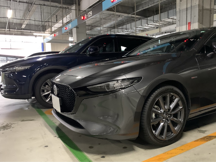 MAZDA3のMAZDA3・雨の日・屋根がある駐車場・平日でも混むに関するカスタム事例の投稿画像1枚目