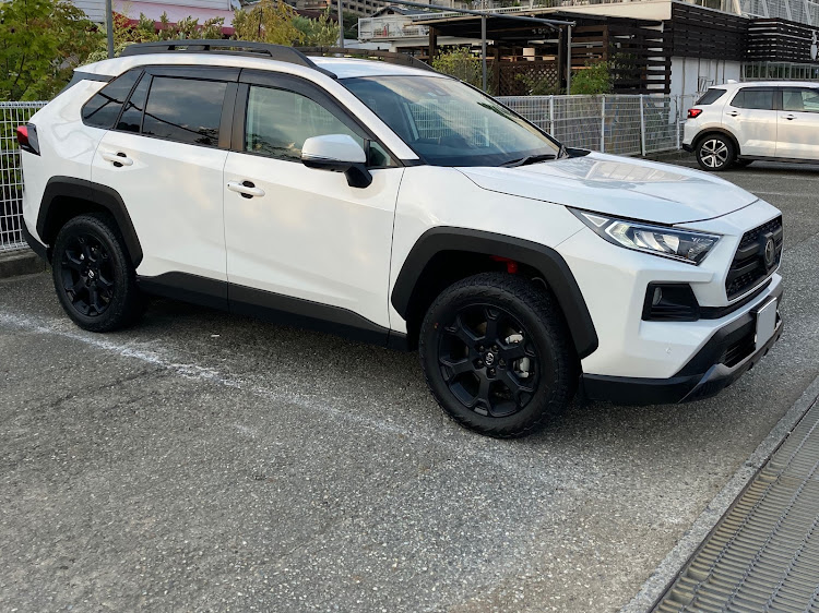 RAV4のオフロードパッケージ・アドベンチャー・ドアモールブラック化・ハッピークロイツに関するカスタム事例の投稿画像3枚目