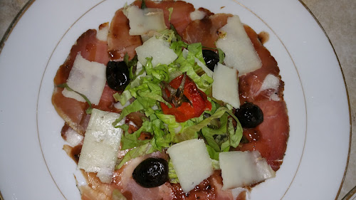 Carpaccio de boeuf, copeaux de tome Corse.