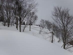 大きな雪庇を越える