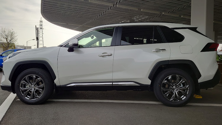 RAV4のRAV4・メッキモールに関するカスタム事例の投稿画像1枚目