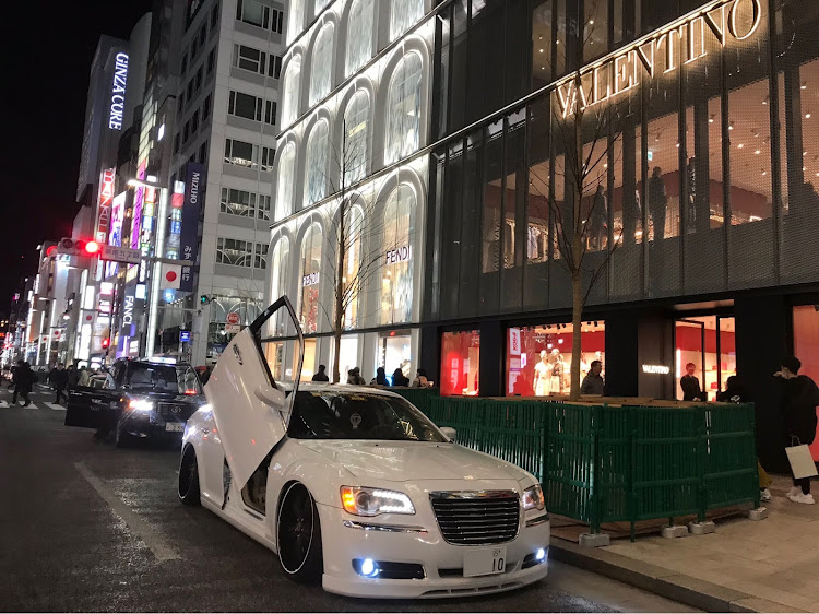 300CのLIBERTYWALK・銀座夜景・エアサス・シザーズドア・CHRYSLER300cに関するカスタム事例の投稿画像1枚目