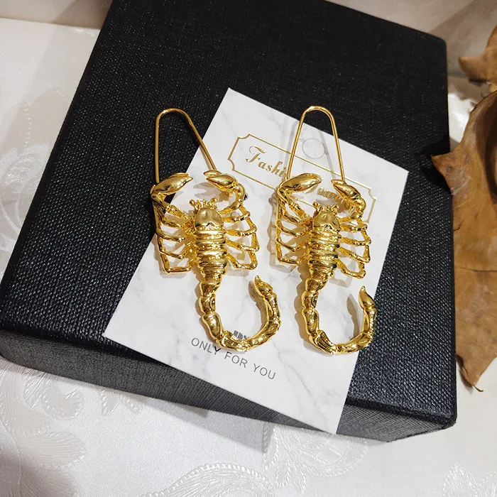 Boucles d'oreilles constellation rétro dorées style froid, un accessoire élégant et céleste pour illuminer votre visage et compléter votre tenue.