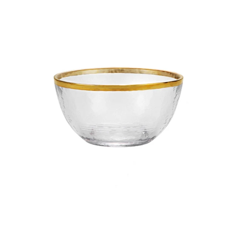 Pratos de vidro com borda dourada e saladeiras para servir com elegância. Sirva suas refeições com sofisticação e requinte.