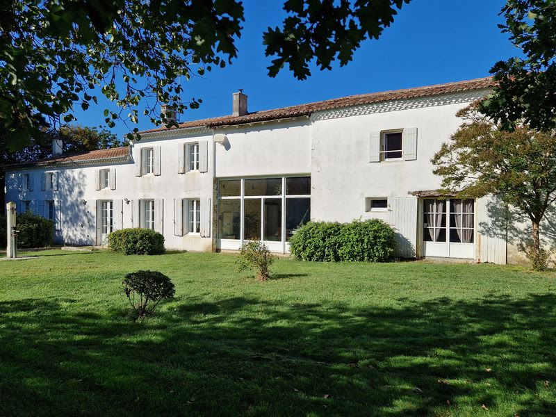 Vente maison 12 pièces 280 m² à Surgères (17700), 450 000 €