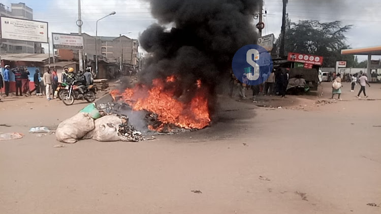 Wafanyabiashara waliwasha moto kando ya Barabara ya Naivasha wakipinga kubomolewa kwa Vibanda vyao.