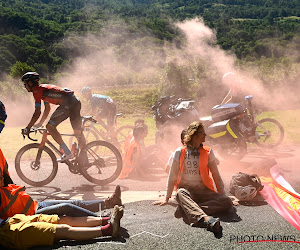 📷 Deze protestactie met vastgelijmde klimaatactivisten legde de tiende etappe in de Tour de France even stil