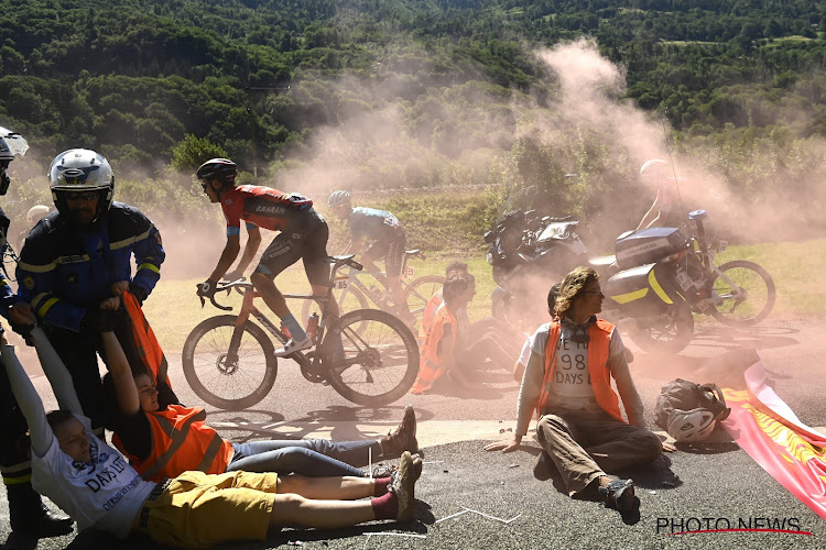 📷 Deze protestactie met vastgelijmde klimaatactivisten legde de tiende etappe in de Tour de France even stil