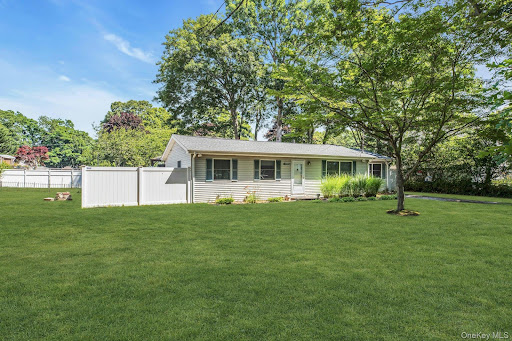 Luxury property for sale in Shirley (United States) - Ranch house with lawn and fence