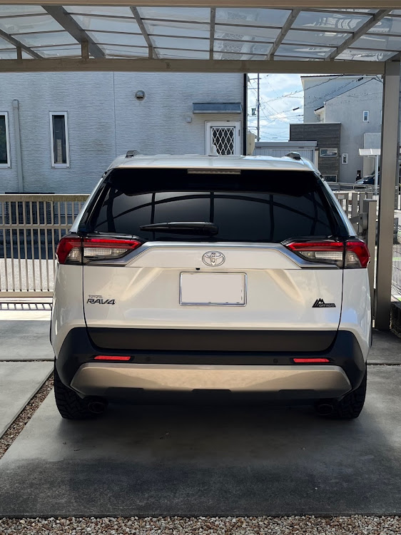 RAV4のエンブレム取付・自己満足の世界・嫁さんに内緒に関するカスタム事例の投稿画像1枚目