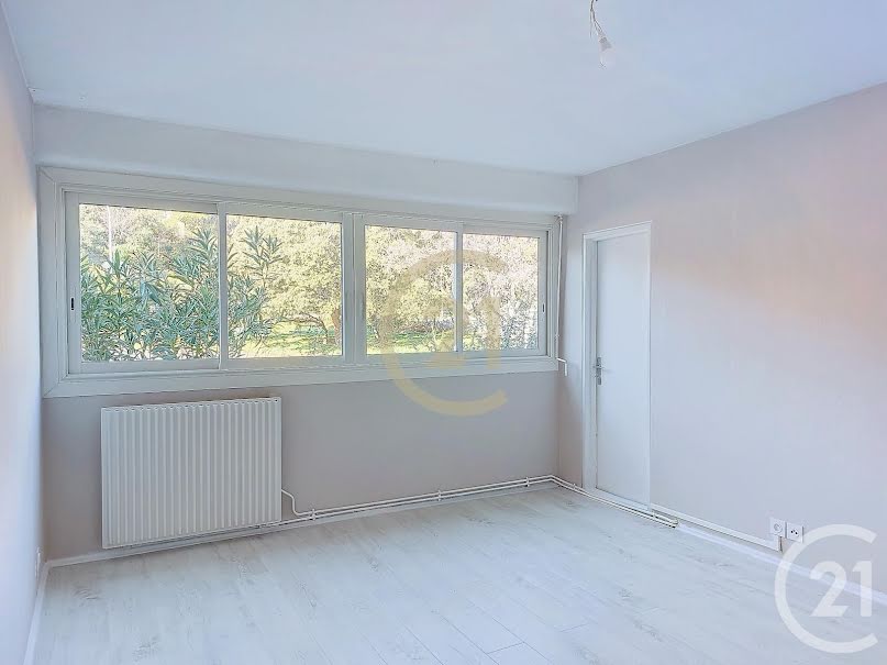 Location  appartement 3 pièces 61.63 m² à Villeneuve-les-avignon (30400), 790 €