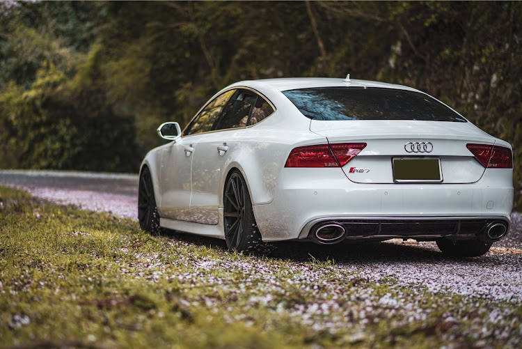 A7 スポーツバックの桜と愛車・Audi・A7スポーツバック・RS7に関するカスタム事例の投稿画像1枚目