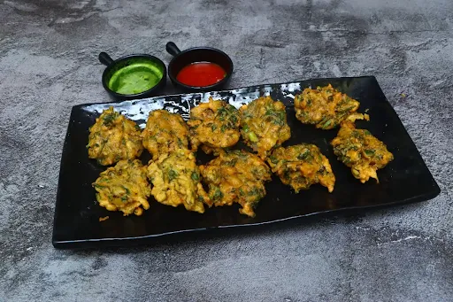 Palak Pakoda [6 Pieces] With Green Chutney And Tea