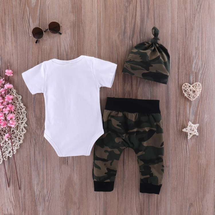Army Green Baby Hooded Set met letters en pijlen. Comfortabel en stijlvol voor je baby, perfect voor dagelijks gebruik.