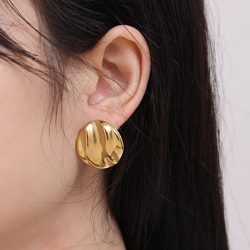 Boucles d'oreilles rétro en acier inoxydable à vagues plissées Accessoire femme élégant, parfait pour un look vintage au quotidien et soirées
