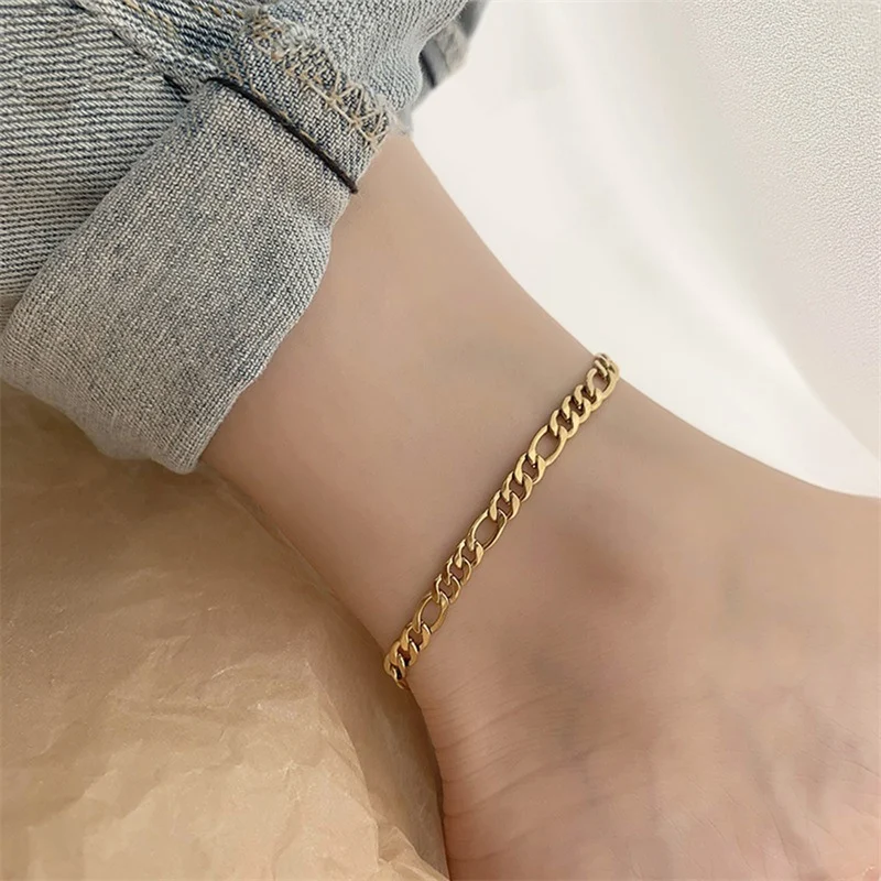 Tornozeleira de corrente em aço inoxidável para mulheres. Um acessório fashion elegante, durável e perfeito para o verão e praia.