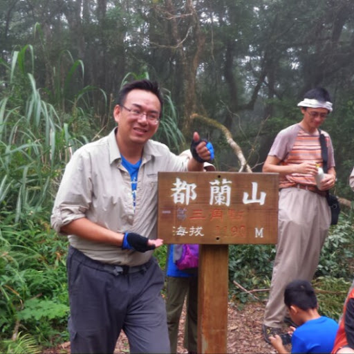 黃正擁東一白榕