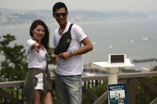 Không cần phải nhờ vả ai khác để chụp ảnh giúp bạn nữa, vì đã có sẵn bốt để điện thoại và cả góc chụp đã được canh sẵn rồi.