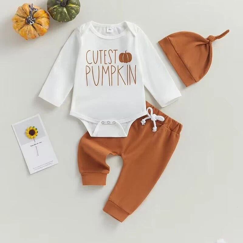 Halloween jumpsuit met pompoenletters en lange mouwen voor kinderen, ideaal voor feestjes en om in te spelen.