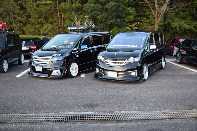 セレナのフリPaPa杯・キャンギャルと愛車・箱車美装軍団に関するカスタム事例の投稿画像4枚目