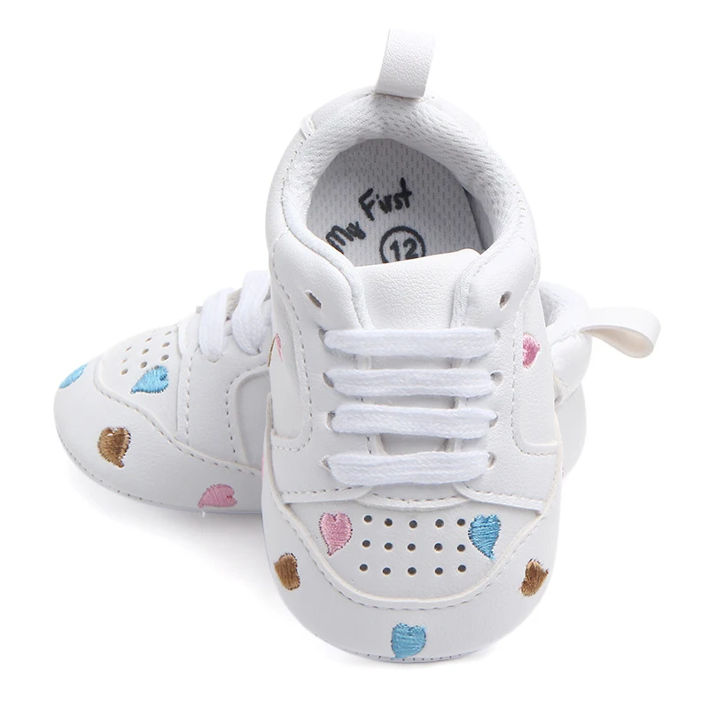 Sportieve rode hartjes babyschoenen met zachte zool en vijf sterren. Perfect voor de eerste stapjes van je kleintje.