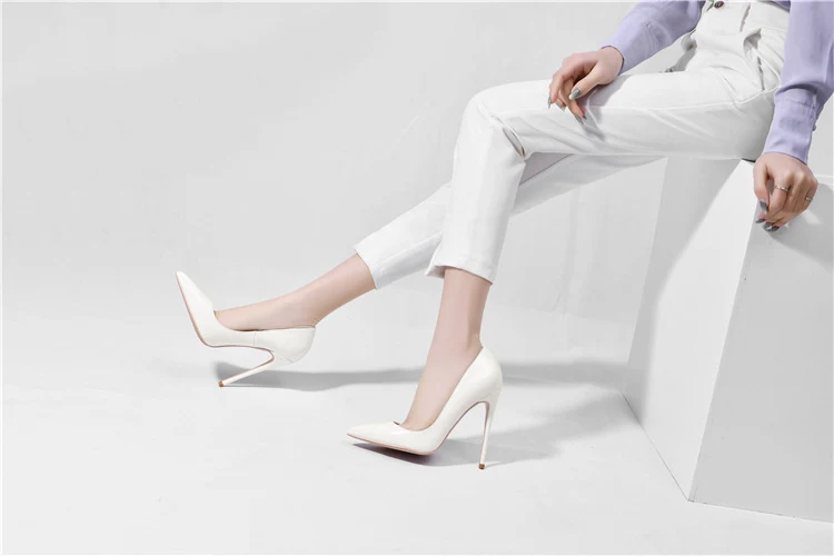 Décolleté stiletto in vernice nera taglia grande. Scarpe cross-border per donne che amano l'eleganza.