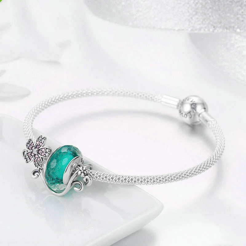 Pulseiras com berloques de prata esterlina, margaridas e contas de vidro verde. Design elegante e charmoso para um visual deslumbrante.