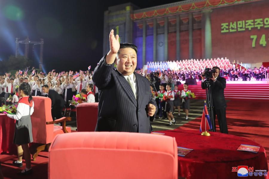 조선민주주의인민공화국창건 74돐경축행사 성황리에 진행