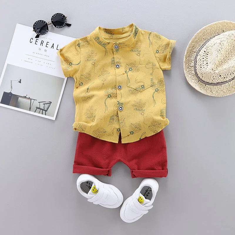 Conjunto casual de moda infantil, camisa de manga curta com gola alta e calças combinando. Perfeito para um visual moderno e confortável.