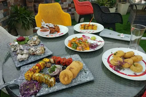 Assorted Veg Platter [Serves 3]