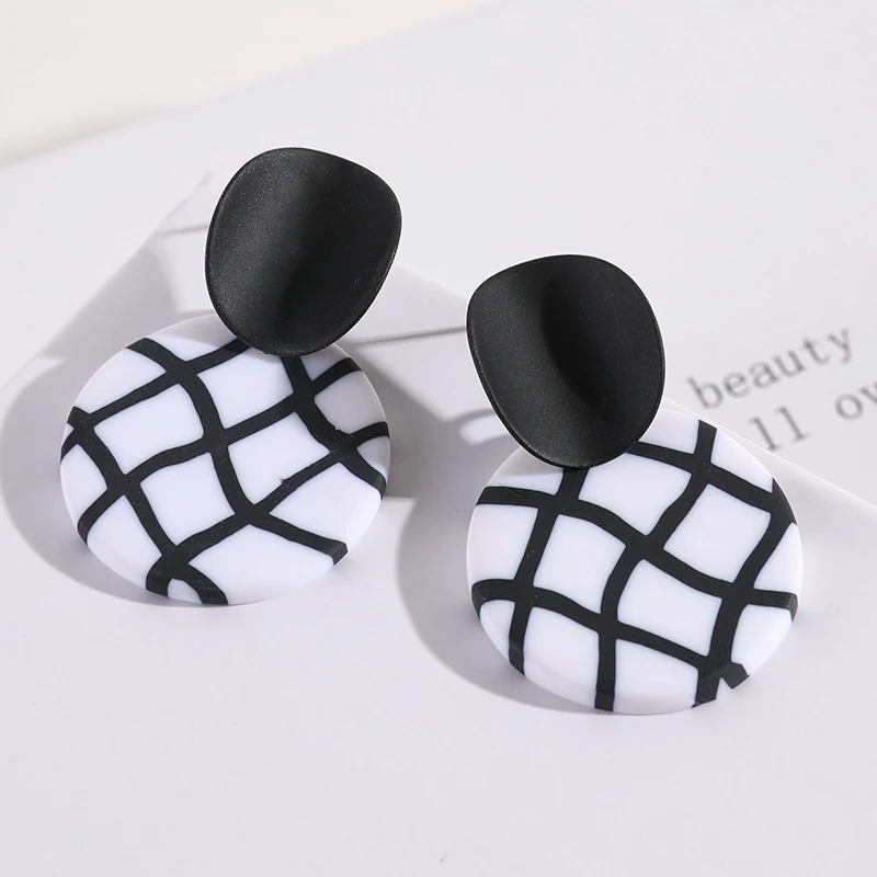 Boucles d'oreilles clous damier noir et blanc en pâte polymère, populaires et sauvages. Boucles d'oreilles de caractère et tendance.