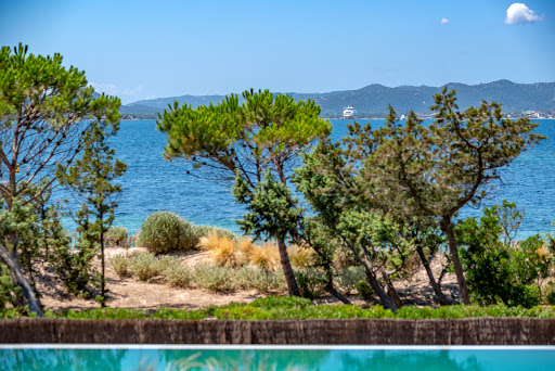 Seaside villa with garden 5