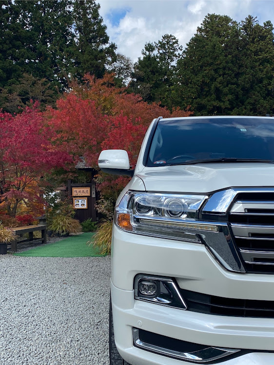 ランドクルーザーの紅葉と愛車・ドライブに関するカスタム事例の投稿画像1枚目