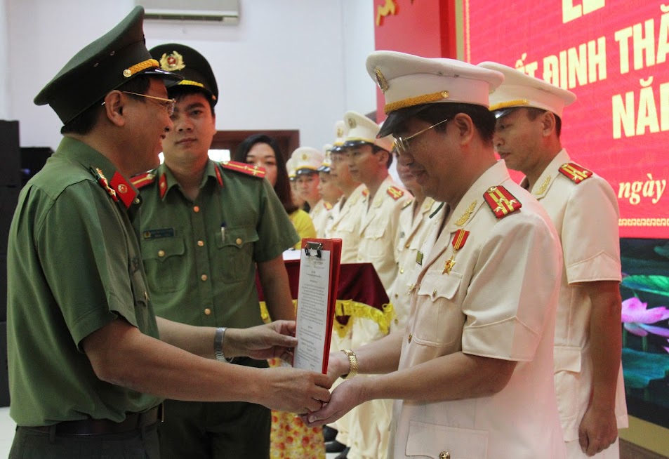 Đại tá Hồ Văn Tứ, Phó Giám đốc Công an tỉnh trao quyết định thăng cấp bậc hàm cho đồng chí Nguyễn Xuân Thư, Trưởng phòng PX04