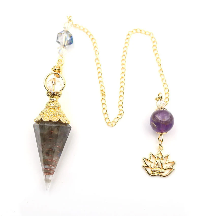 Pingente com banho de resina e pedra natural triturada. Joia única que combina beleza, elegância e a energia dos cristais para você.