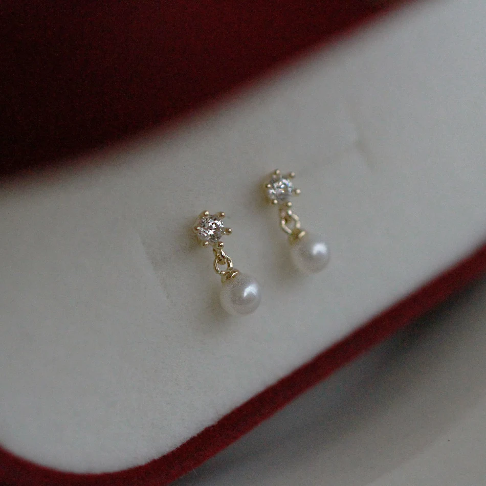 S925 Sterling zilveren parel mini zirkonium diamant oorknoppen voor dames. Subtiele elegantie.