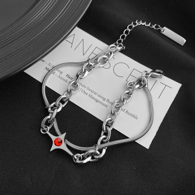 Bracelet de mode double couche avec étoiles croisées, un accessoire tendance et élégant pour femmes, parfait pour sublimer votre poignet.