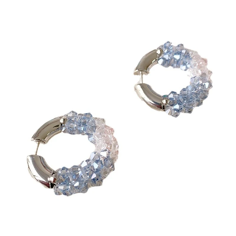 Boucles d'oreilles en perles colorées plaquées or blanc et cuivre. Illuminez votre look avec ces boucles d'oreilles uniques et tendance.