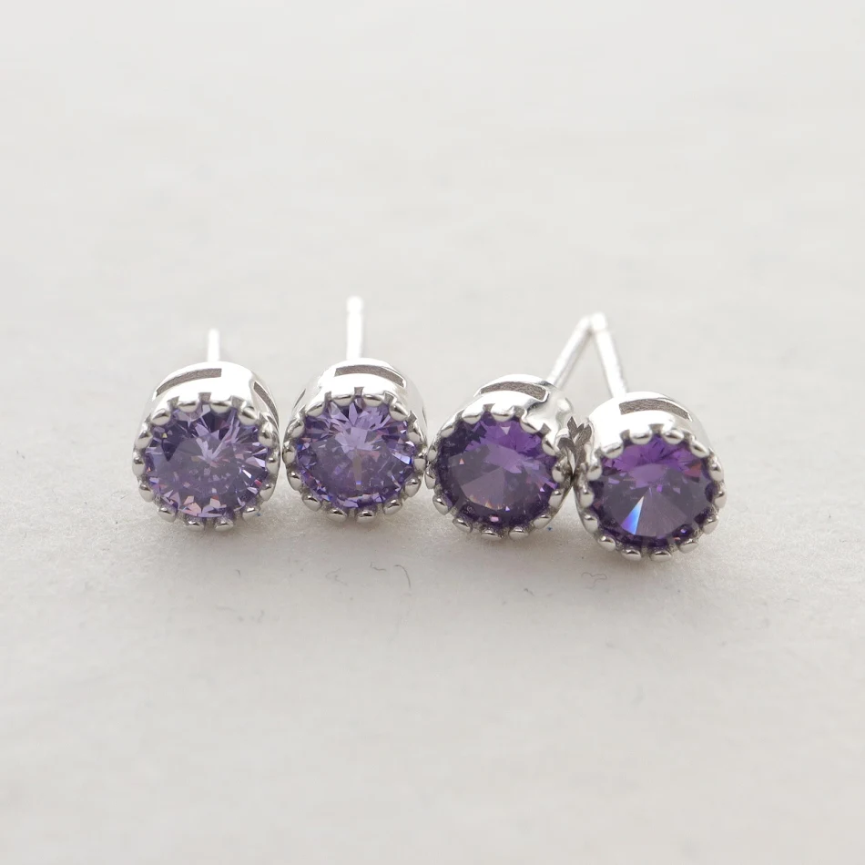 Boucles d'oreilles clous en argent S925 avec diamants multicolores et un strass. Sublimez votre look avec ces bijoux étincelants et féminins.