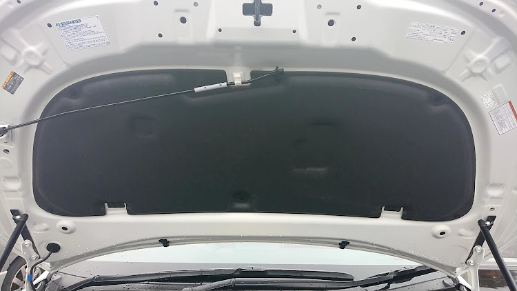 カローラスポーツのやることなさすぎてのDIY・ドアミラーカバー変更・ボンネットインシュレーター取り付けに関するカスタム事例の投稿画像4枚目