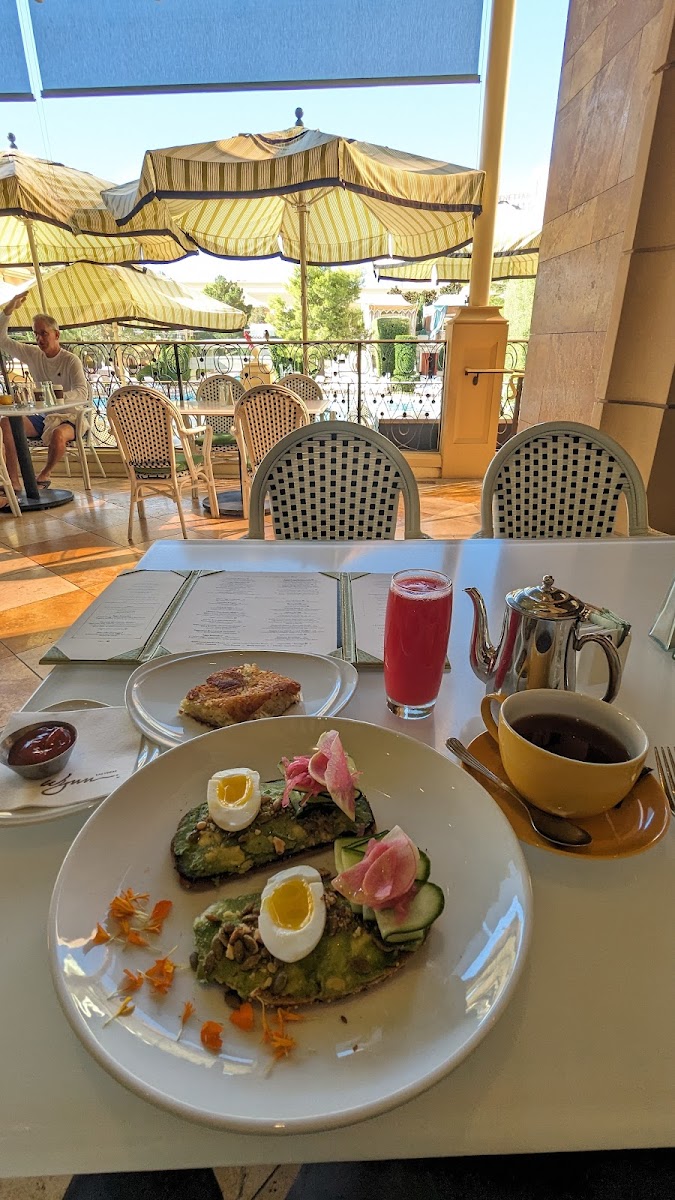 Avo toast & hashbrowns