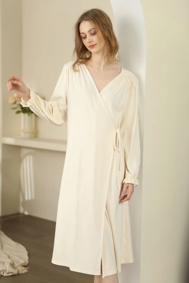 Chemise de nuit longue en modal pour femme, manches longues, couleur unie. Douceur et confort pour des nuits reposantes et une détente optimale.