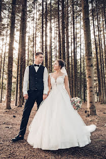 Fotógrafo de casamento Olga Sinoverska (synolya). Foto de 12 de março 2020