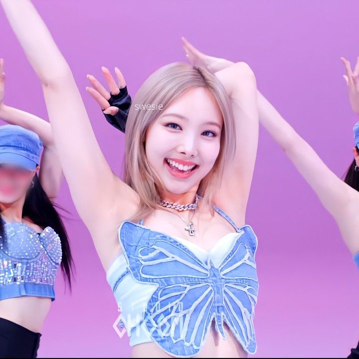 OUTFIT VLOG #4, NAYEON 'POP' BUTTERFLY TOP