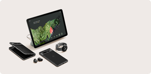 Ein Foto mit Google Pixel Tablet, leicht geöffnetem Google Pixel Fold, Google Pixel 7a, Google Pixel Buds Pro und Google Pixel Watch