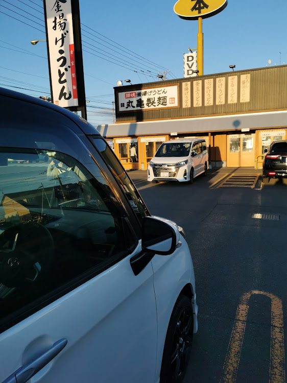 ハイエースバンの連休最終日・・・(；´Д｀)・ボンネット塗装も終盤😅・リップ修理も順調🤩・お風呂の後はアイスだよね🤭・なんだか眠くなって来た(=_=)に関するカスタム事例の投稿画像12枚目