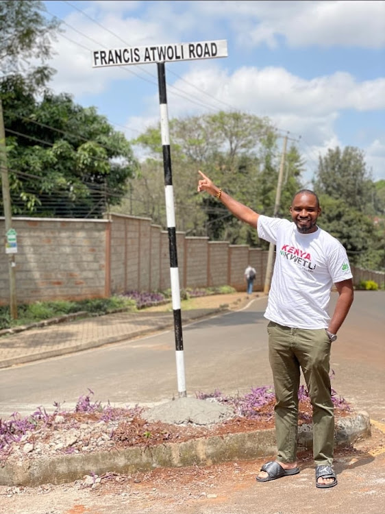 Mwanaharakati Boniface Mwangi alipoenda kuona ishara ya Francis Atwoli Road siku ya Jumatano