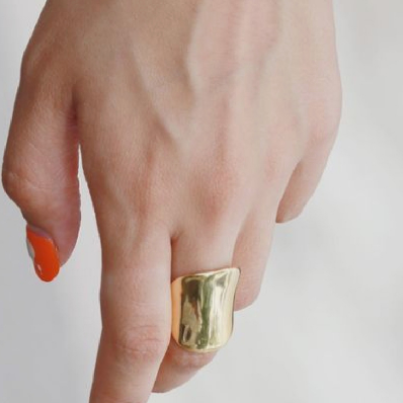 Bague large dorée pour femme, un bijou intemporel et élégant. Parfaite pour toutes les occasions, elle offre confort et style inégalés.